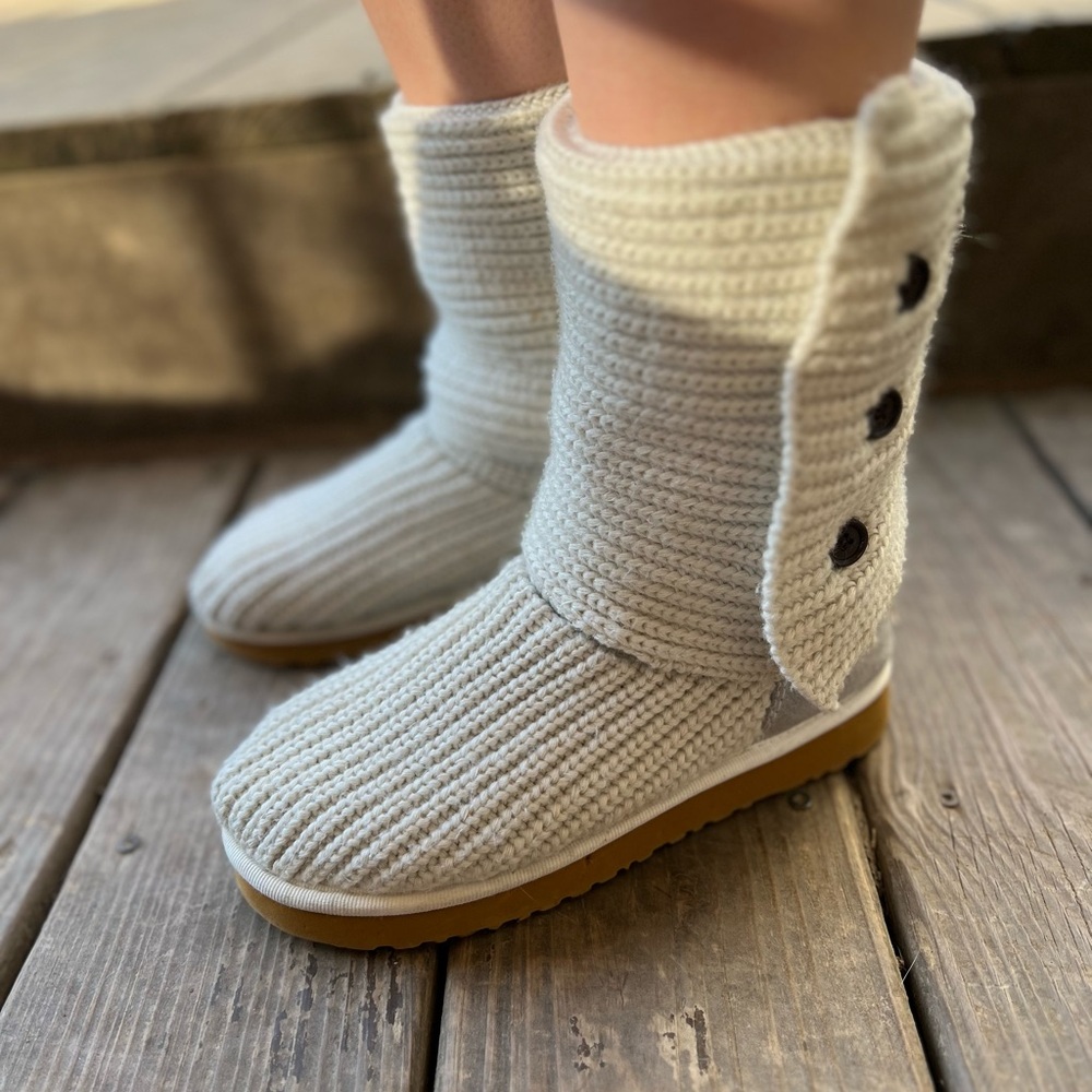 Cream knitted UGGs!! size 5